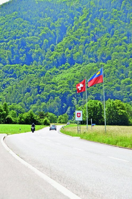  Staatsgrenze zwischen Liechtenstein und der Schweiz: Blick von Balzers in Richtung St. Luzisteig im Kanton Graubünden. 