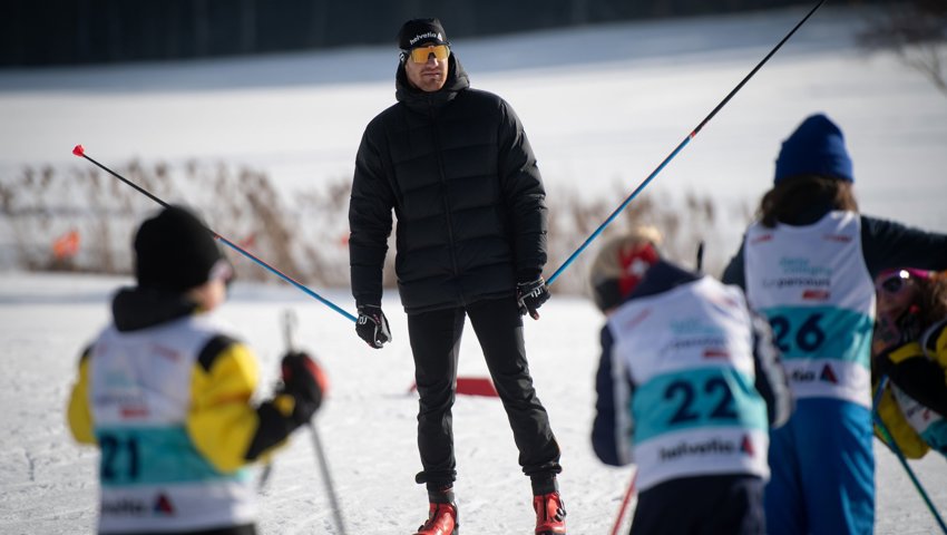 Langläufer Dario Cologna trainiert mit 100 Kindern auf dem Ricken.