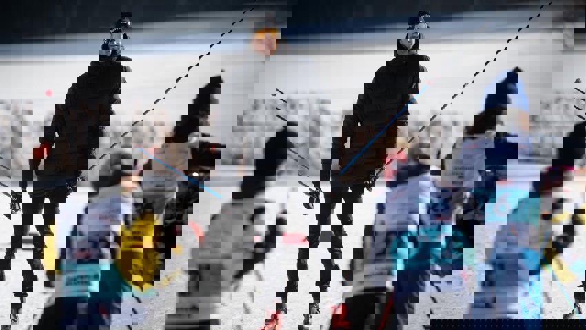 Langläufer Dario Cologna trainiert mit 100 Kindern auf dem Ricken.