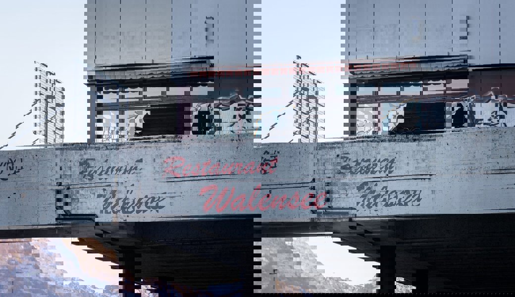 Direkt am Walensee liegt die Raststätte: Seit über 20 Jahren steht sie leer.