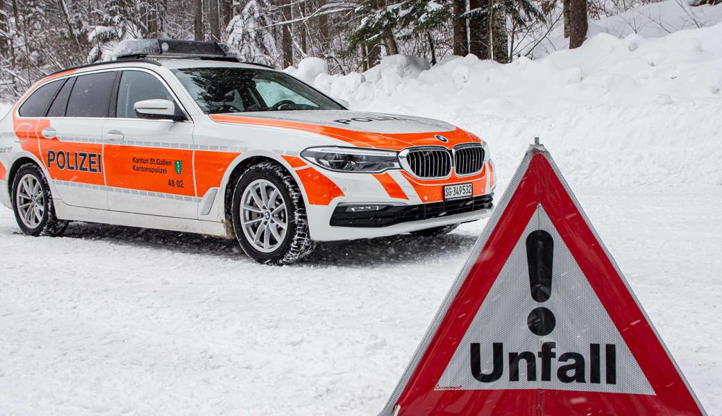 Wie die Polizei schreibt, hatte der Autofahrer die beiden Frauen auf dem Fussgängerstreifen zu spät gesehen.