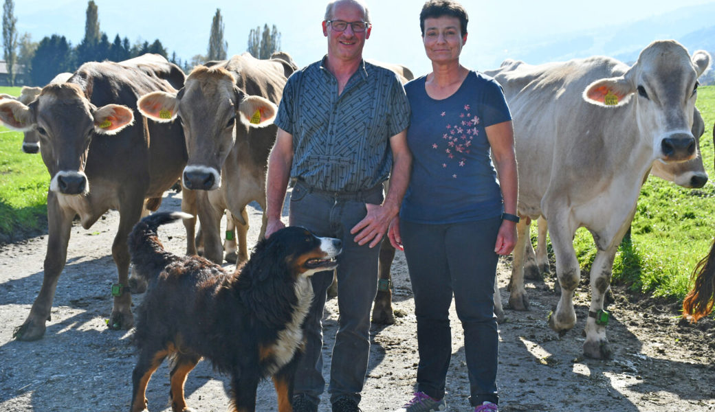 Das Bauernpaar Preisig mit Hündin Shila und einigen ihrer Kühe. Bilder: Ramona Riedener