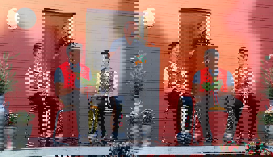 Gemeinderat Markus Rüdisühli (Mitte) fand lobende Worte für Daniel Gasenzer (links) und Johannes Eggenberger.