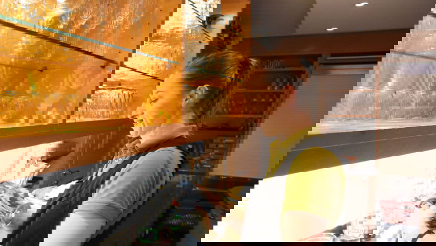  Wohltat: Besteck abtrocknen ohne Maske. 