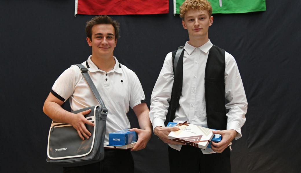 Montageelektriker Nevio Vetsch (links) und Elektroinstallateur Jonas Weigert wurden ausgezeichnet.