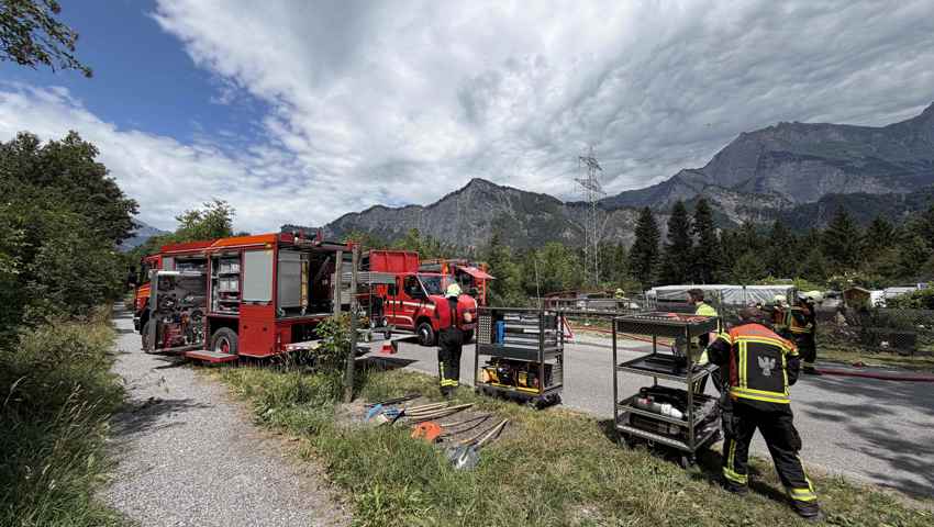 Die Feuerwehren rückten mit rund 50 Angehörigen aus.