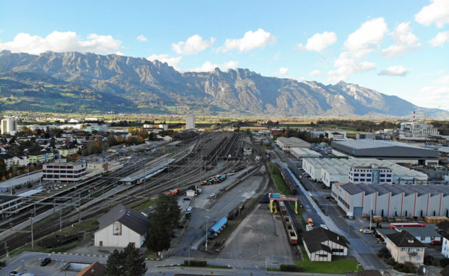 Der Wagen eines Güterzugs ist bei der Einfahrt in den Bahnhof Buchs entgleist