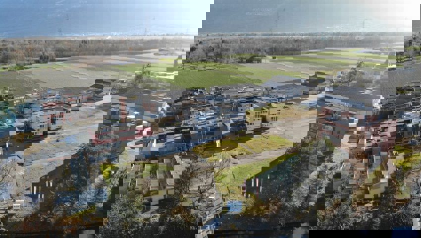  Auch das rote Laborgebäude (rechts) und die grosse Gebindehalle dahinter will der VfA weiter nutzen.