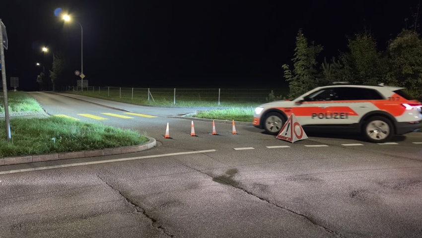 Gespenstische Szenerie: Ein Polizeiwagen nahe der Autobahn in Richtung Goldach. 