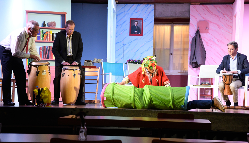 In ihrem neuen Stück nimmt die Theatergruppe Kapf die immer verrückter werdenden esoterischen Therapien aufs Korn.