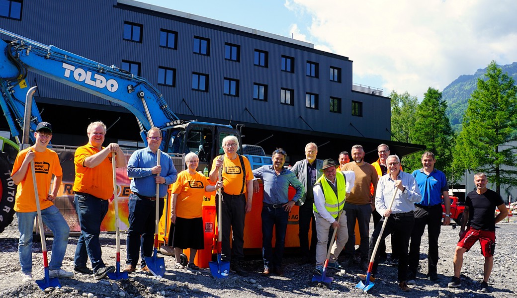 Spatenstich zum zweiten Risch-Betriebsgebäude in Sevelen: Anwesende der Familie Risch, Kaundbe Architekten AG, Baumeister L. Spreiter AG sowie Gemeinderat und EW Sevelen.