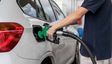 Caritas warnt: «Der Gang an die Tankstelle kann in die Verschuldung treiben»