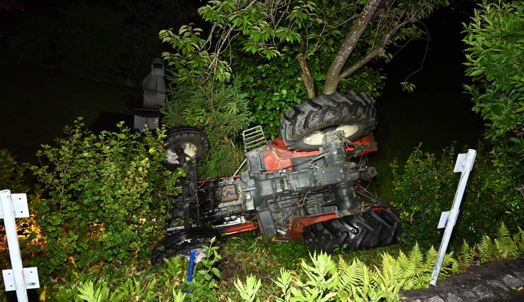 Der Traktor kippte einen Hang hinunter.