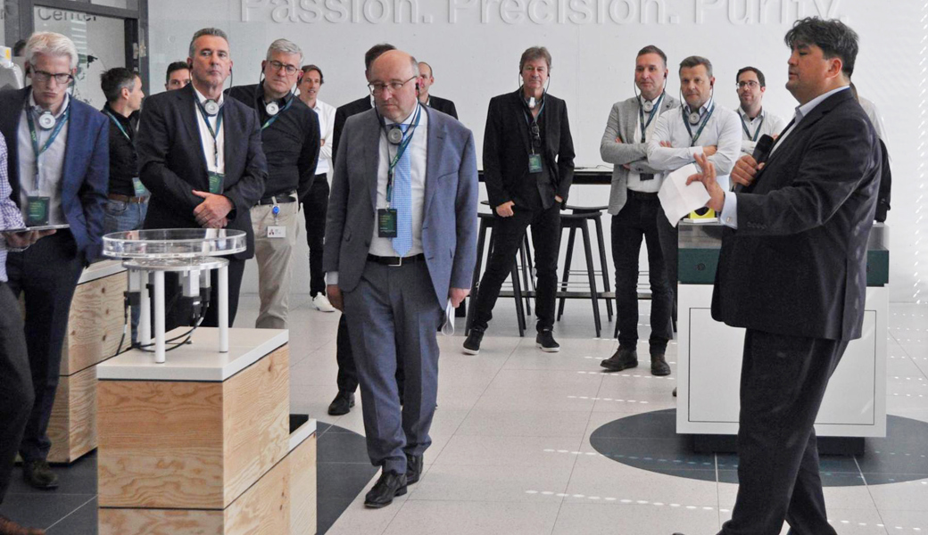 Interessierte Gäste beim Einblick in die neuen Räumlichkeiten: Die VAT hat ein hochmodernes Innovationszentrum geschaffen. 