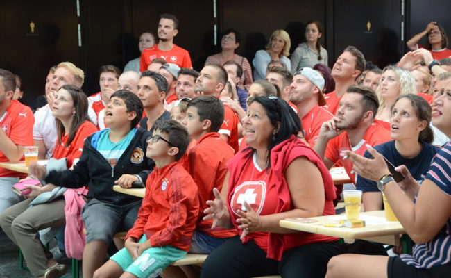 Für Fussballfans gibt es in diesem Jahr wohl eher Raclette und Glühwein statt Wurst und Bier