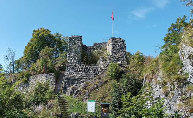 Mittagsrast bei der höchstgelegenen Burg im Kanton, der Wildenburg