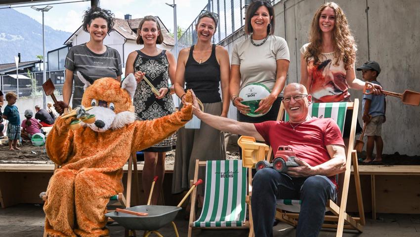 Es ist geschafft! Vorne von links: Fuchs und Herbert Bokstaller, Präsident von Marketing Buchs, hinten von links: Sévérine Halter,  Vorstandsmitglied Marketing Buchs; Nadine Fluck, Geschäftsführerin Marketing Buchs; Corina Hess, Projektmanagerin Marketing Buchs; Alexandra Giobbi, Stadträtin und Vorstandsmitglied Marketing Buchs; Carmen Mesarosch, Projektmanagerin Marketing Buchs.