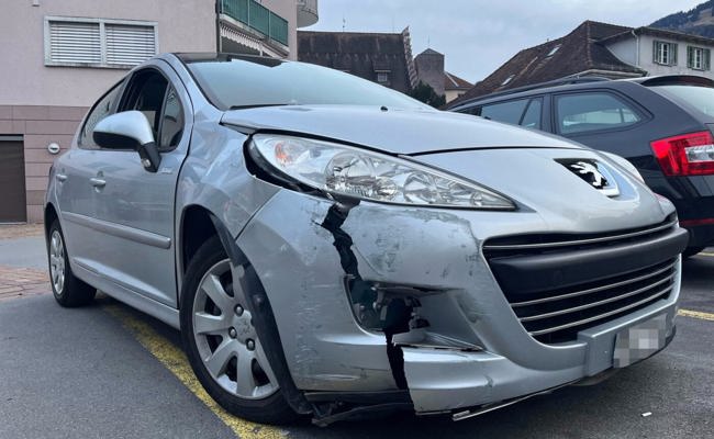 78-Jährige prallt in Flums mit Auto in Pfosten und fährt weiter – Polizei nimmt Ausweis ab