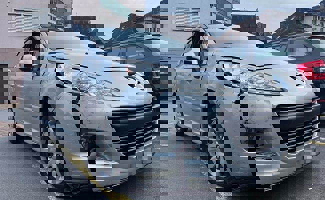 78-Jährige prallt in Flums mit Auto in Pfosten und fährt weiter – Polizei nimmt Ausweis ab