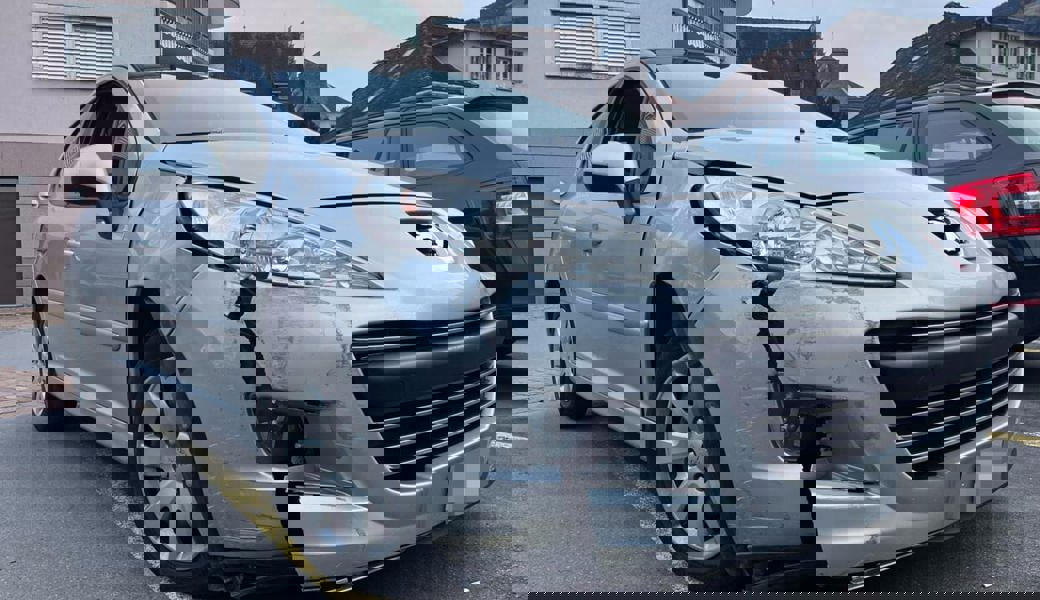  Die Frau fuhr nach dem Zusammenprall vorerst weiter. 