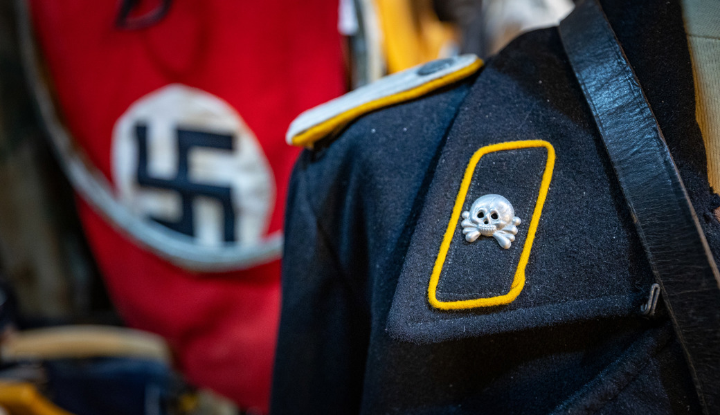 Ein SS-Uniform mit Totenkopfabzeichen