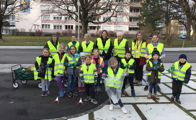 Schüler im Einsatz gegen den herumliegenden Müll