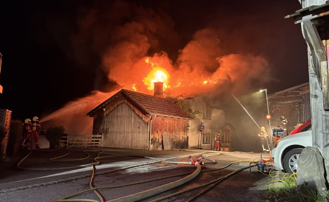 Hausbrand erforderte Evakuierung von Nachbarschaft