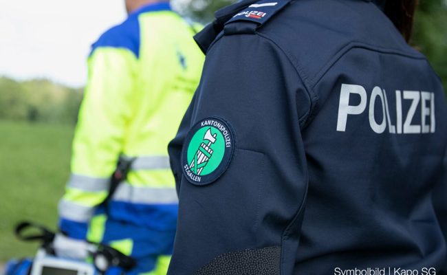 Unfall zwischen Auto und 17-jährigem Mofafahrer beim Überqueren einer Kreuzung