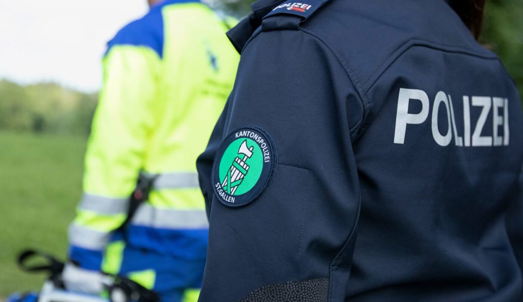 Unfall zwischen Auto und 17-jährigem Mofafahrer beim Überqueren einer Kreuzung