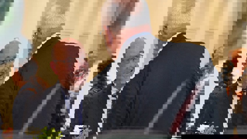  Gute Laune nach dem informativen Anlass: Der Wartauer Regierungsrat Beat Tinner (links) im Gespräch mit Markus Probst, Präsident des regionalen Arbeitgeberverbandes. 