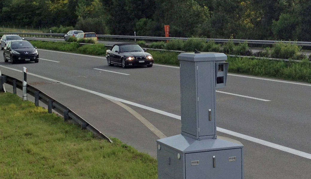 Der Angeklagte wurde geblitzt, behauptet aber, nicht selbst am Steuer gesessen zu haben.