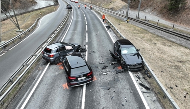 Auf Gegenfahrbahn gekommen: Vier Verletzte nach Mehrfachkollision