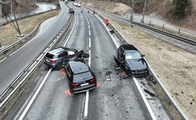 Auf Gegenfahrbahn gekommen: Vier Verletzte nach Mehrfachkollision