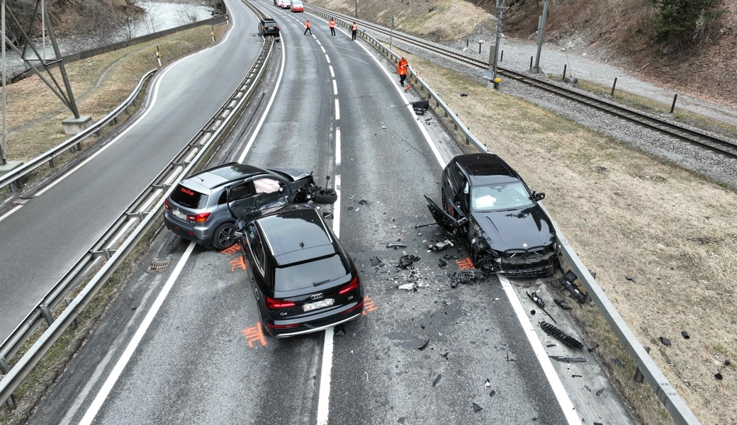 Auf Gegenfahrbahn gekommen: Vier Verletzte nach Mehrfachkollision