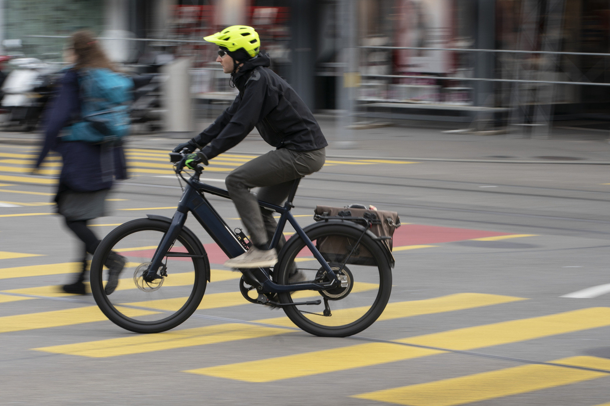 Fussgänger und E-Bike-Fahrer sitzen sich vor Gericht gegenüber