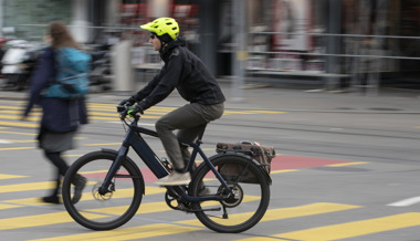 Fussgänger und E-Bike-Fahrer sitzen sich vor Gericht gegenüber