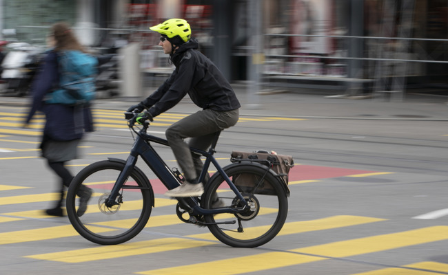 Fussgänger und E-Bike-Fahrer sitzen sich vor Gericht gegenüber