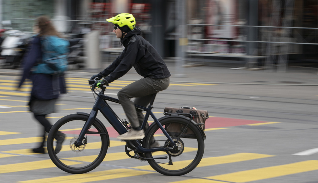 Auf einem Fuss- und Radweg in Buchs kam es zu einer Kollision  zwischen einem Fussgänger und einem E-Biker.