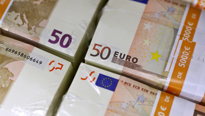 Es stellte sich heraus, dass die Euro gefälscht sind. Es stellte sich heraus, dass die Euro gefälscht sind.