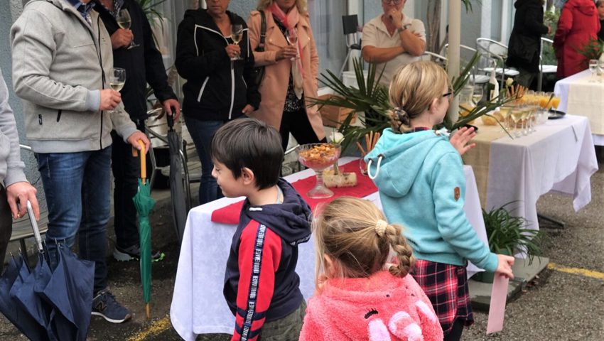  Verwandte, Freunde und Bekannte feiern die erfolgreiche Sportlerin bei einem Apéro riche.