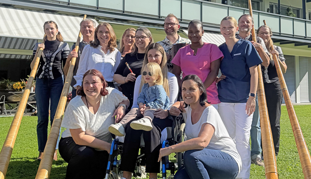 Das Forstegg-Team mit den Musikerinnen und Musikern.