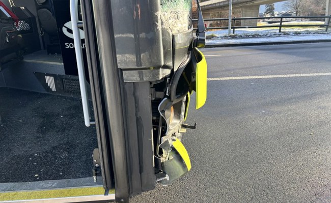 Linienbus fährt beim Abbiegen in Zaun
