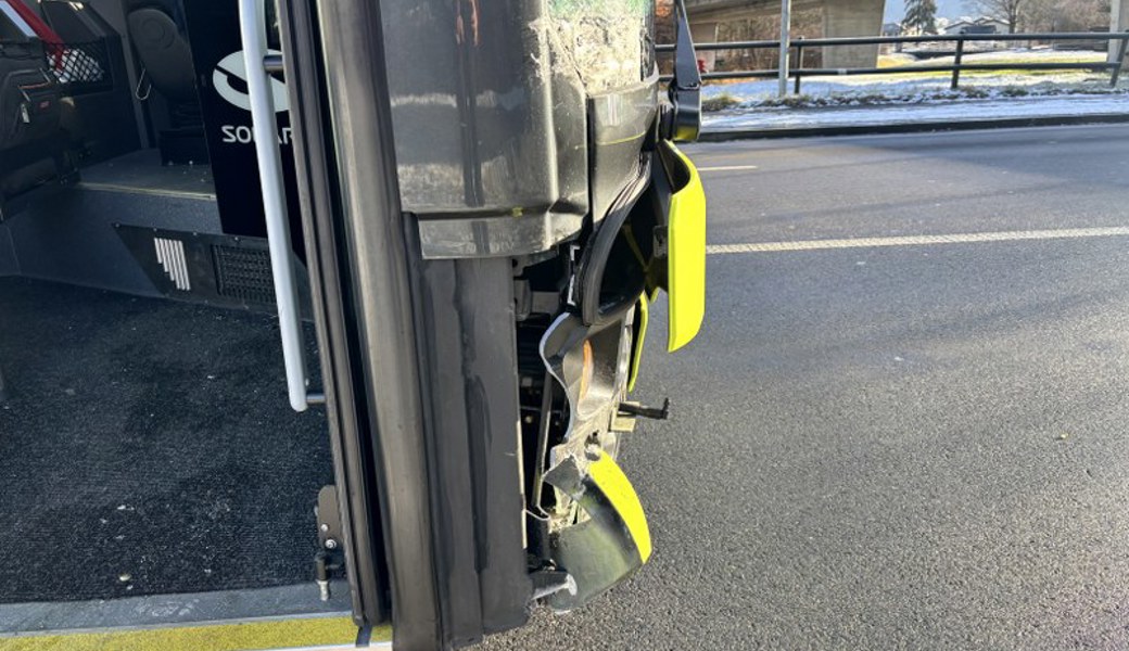 Der nach dem Unfall vorne rechts verbeulte Bus.