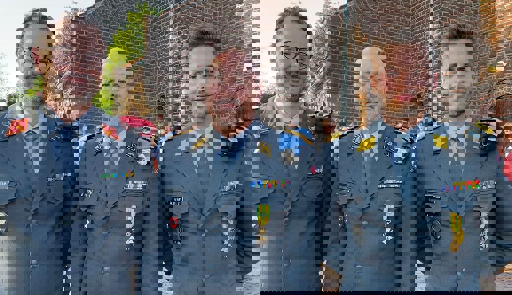 Im Ausgangsanzug von links nach rechts: Hauptman Armin Heeb, Brigadier Beat Eberle, Oberleutnant Robin Eberle