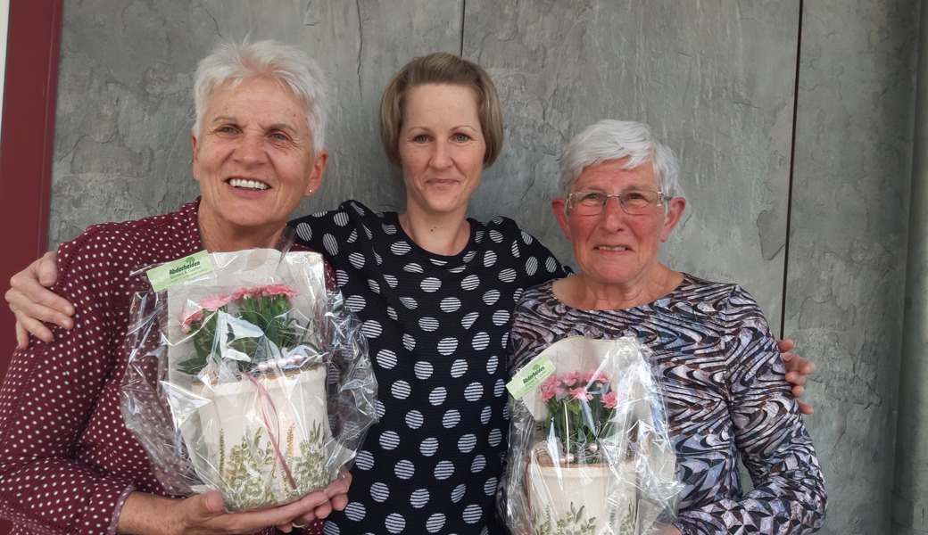 Die langjährigen Mitglieder Elisabeth Lippuner und Hilda Gillmann wurden mit Worten und einem Präsent geehrt.