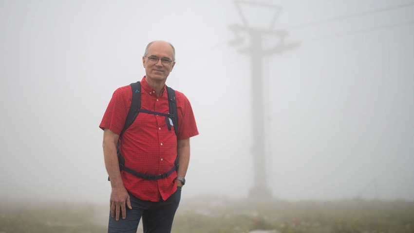 Harald Jenny während der Protestwanderung vom Chäserrugg zur Gamsalp, wo er die Wiedereröffnung der Verbindungspisten fordert.