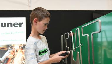 Konzentration und ruhige Hände sind gefragt beim heissen Draht am Stand der Lippuner EMT.