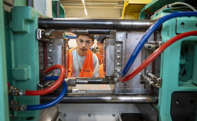 Bunter Kunststoff und kleine Autos an den Fitna-Techniktagen