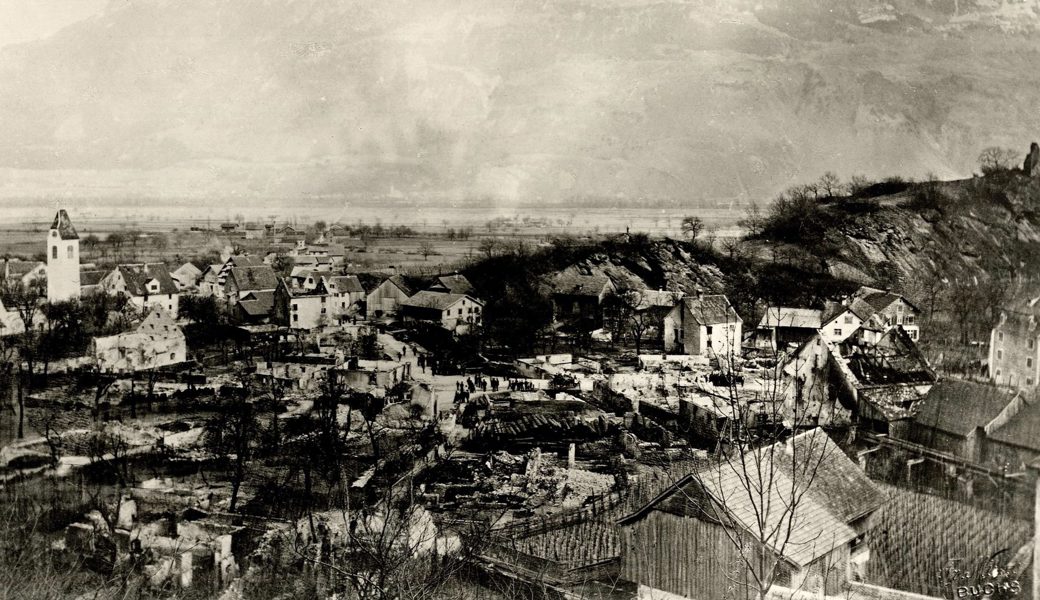 Verheerendes Unglück vor 130 Jahren: Blick auf das Ruinenfeld des grossen Seveler Dorfbrandes mit evangelischer Kirche (befindet sich links im Bild). 