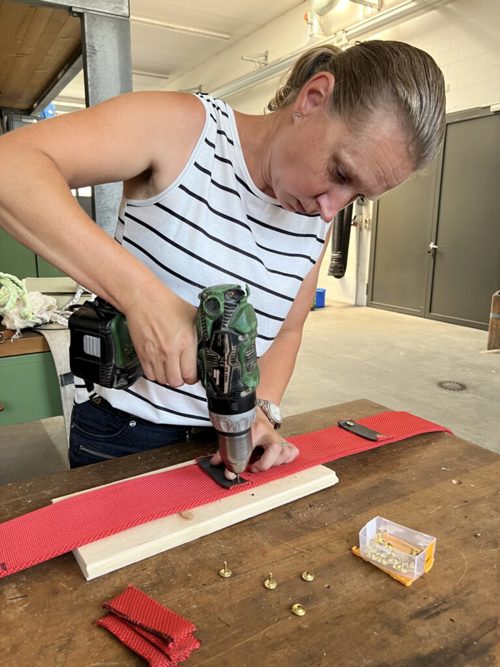  Bauchgurte aus ausgedienten Feuerwehrschläuchen: Stefanie Müller vom Hof Steinersteg in Heiligkreuz freut sich, dass sie einen Beitrag für einen schönen Brauch leisten kann.